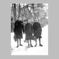 040-0005 Dorothea Gottfried, Maria Rudat und Elli Ruecklies  auf der Dorfstrasse in Imten.jpg